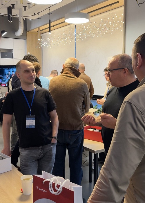 photo_5240032694840789851_y